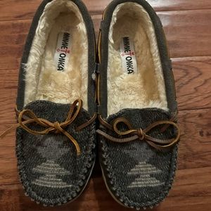 New Women’s Minnetonka fur lined slippers. Size 7